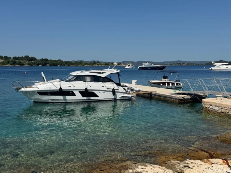 Vermietung Motorboot Grandezza mit Führerschein