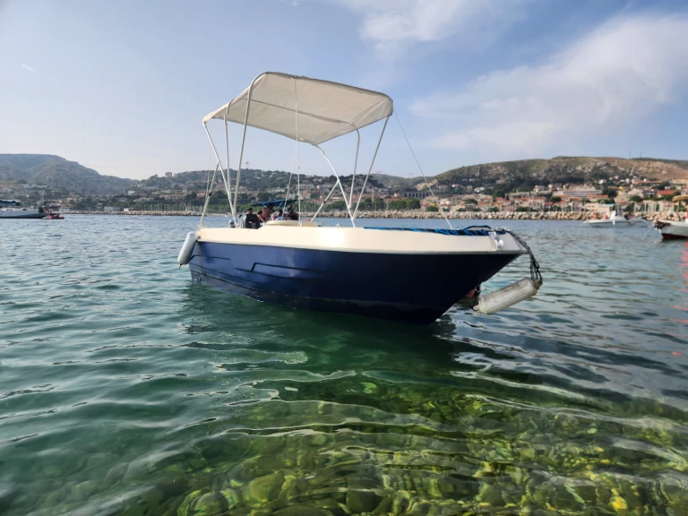 Ein Prusa Marine Prusa 450 mieten in Marseille