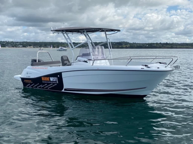 YachtCharter in La Forêt-Fouesnant - Jeanneau Cap Camarat 6.5 CC Serie 3 auf SamBoat
