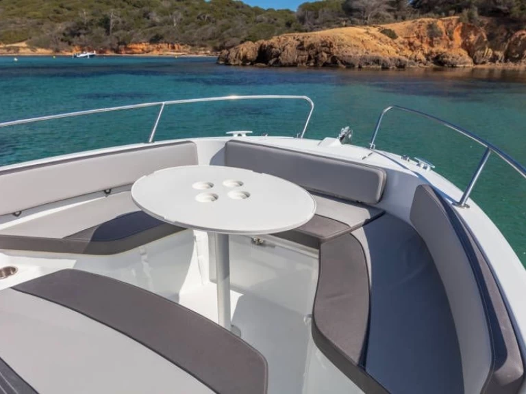 YachtCharter in La Forêt-Fouesnant - Jeanneau Cap Camarat 6.5 CC Serie 3 auf SamBoat