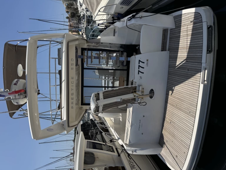 Ein Jeanneau Prestige 350 Fly mieten in Antibes