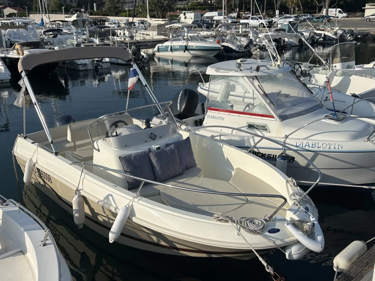 Motorboot mit oder ohne Skipper Jeanneau mieten in Saint-Raphaël