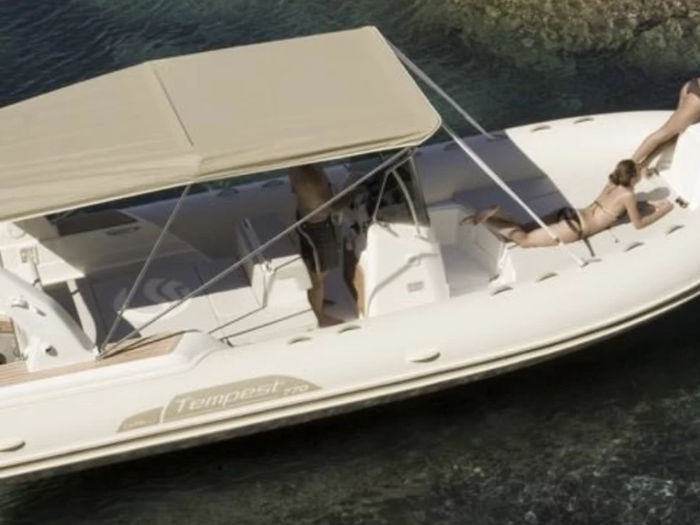 Ein Capelli Tempest 800 mieten in Arcachon