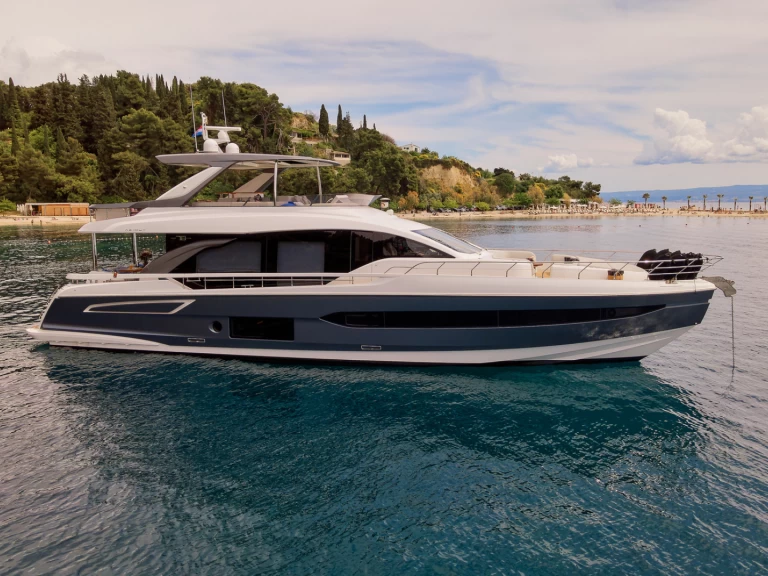 Ein Azimut Azimut 78 Fly - 4 + 1 cab. mieten in Podstrana