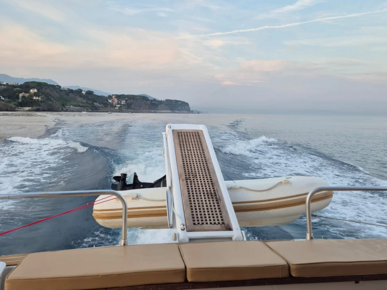 Motorboot mit oder ohne Skipper Ferretti mieten in Savona