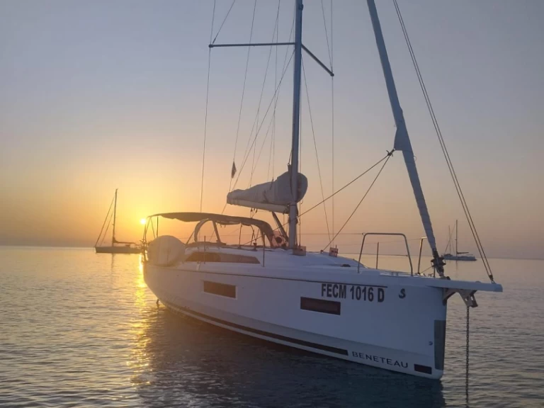 Ein Bénéteau Oceanis 37.1 mieten in Villasimius
