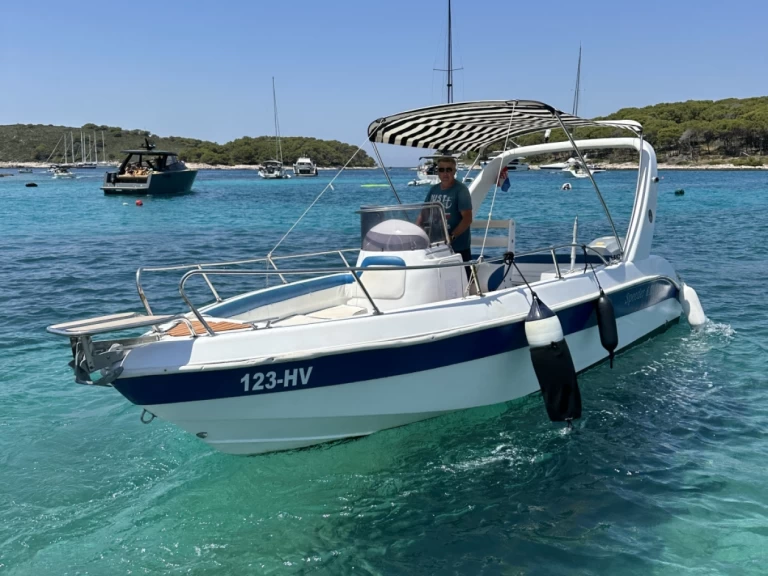 Ein Speeder 680 Open mieten in Hvar