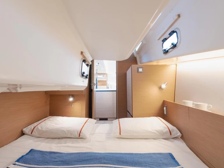 Ein Jeanneau Sun Odyssey 350 mieten in Hyères