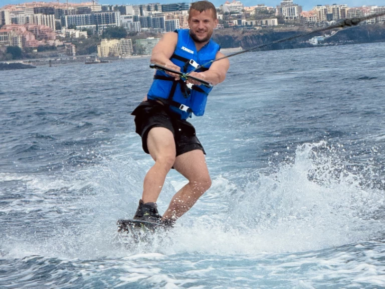 Ein Bombard Explorer 640 SB mieten in Porto do Funchal