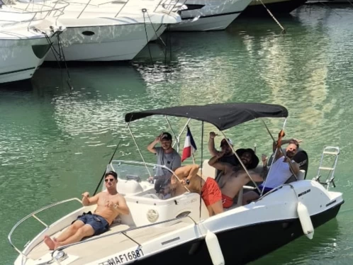 Ein Quicksilver Activ 605 Sundeck mieten in Fréjus