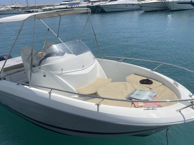 Ein Bénéteau Flyer 650 Open mieten in Nizza