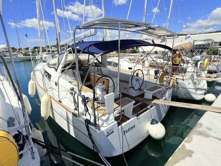 Ein Bénéteau Oceanis 38 mieten in Sukošan