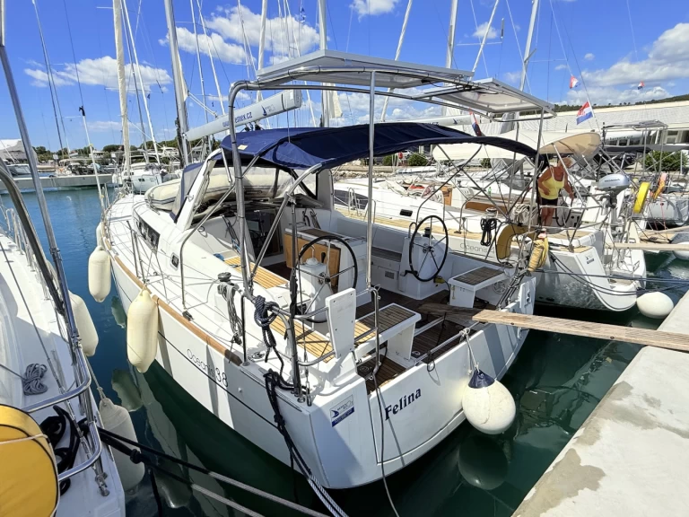 Ein Bénéteau Oceanis 38 mieten in Sukošan