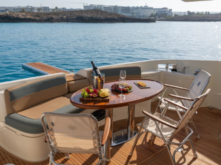 Ein Azimut Azimut 62 mieten in Ayia Napa