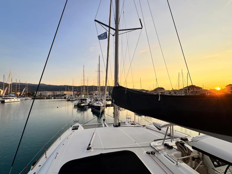 Ein Lagoon Lagoon 450 Sport Top mieten in Lefkáda