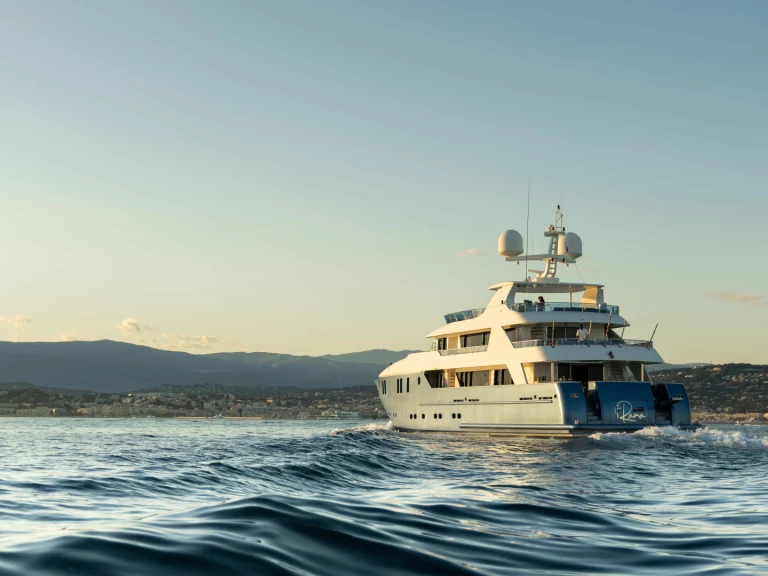 YachtCharter in Cannes - Concept-Marine Custom tri-deck 42 Metre auf SamBoat