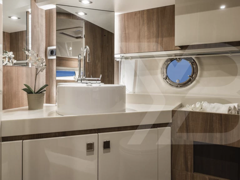 Ein Cranchi Eco Trawler Long Distance 43 mieten in Marina de Portimão