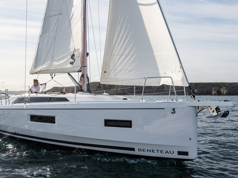 YachtCharter in Furnari - Bénéteau Oceanis 37.1 auf SamBoat