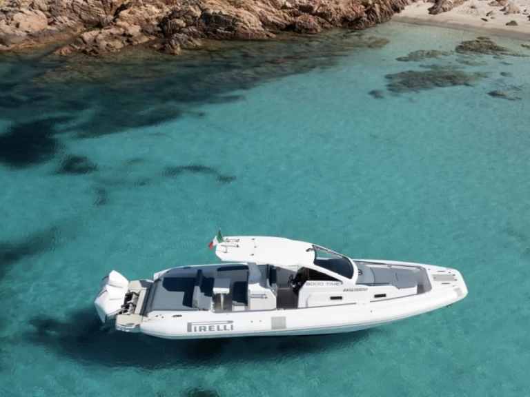 Ein Pirelli Pirelli 35 mieten in Porto Cervo