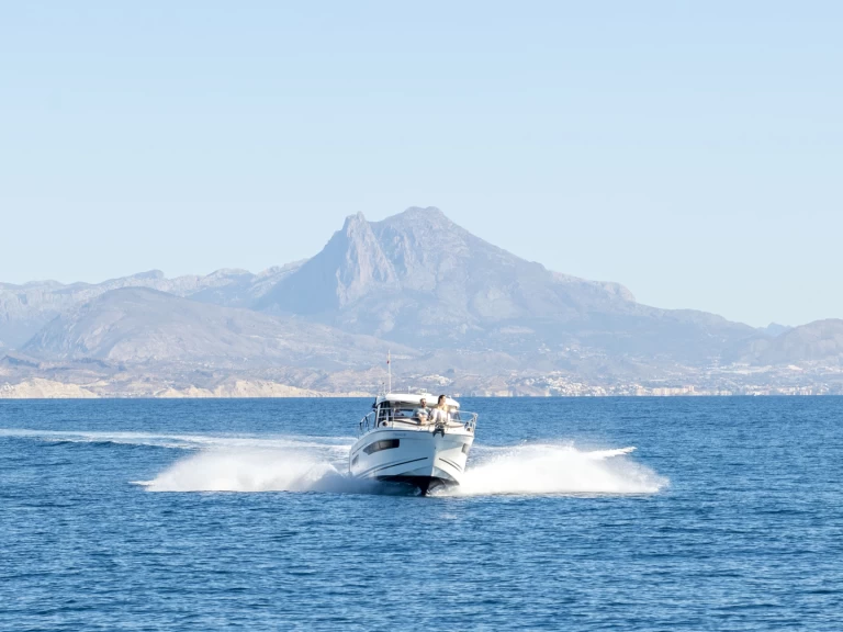 Ein Jeanneau Merry Fisher 895 Cruiser mieten in Alicante