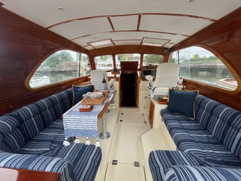 Ein Hinckley MERLIN mieten in Oyster Bay