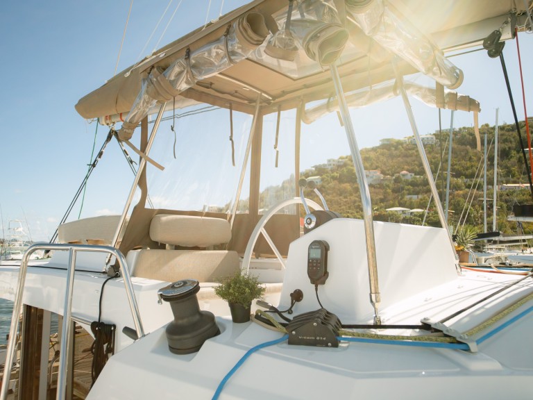 Ein Bali Catamarans Bali Catspace Voile mieten in Parham Town