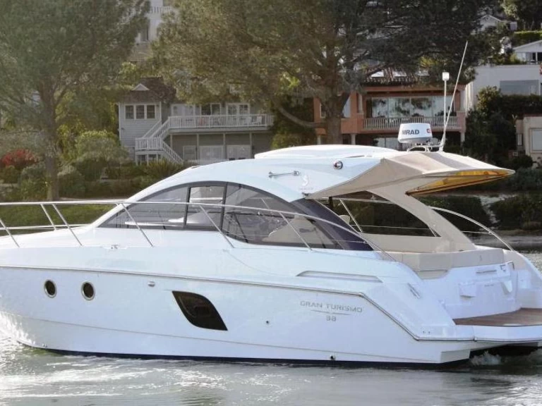 Ein Gran Turismo 38 mieten in Juan-les-Pins