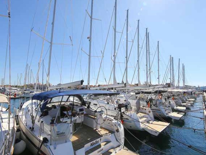 Ein Bavaria Cruiser 45 mieten in Biograd na Moru