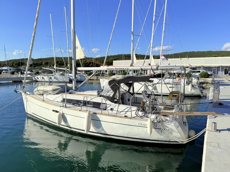Ein Bénéteau Oceanis 31 mieten in Sukošan
