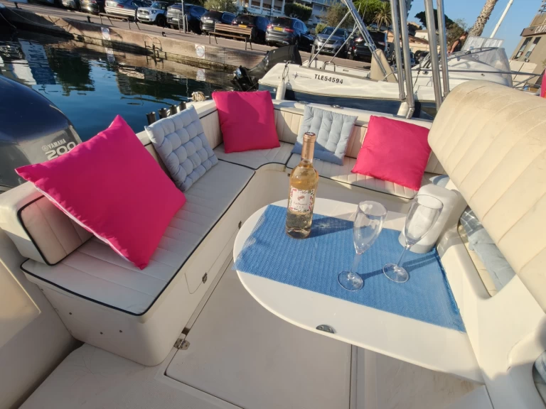 Ein Tecnomariner Stealth Mithos  mieten in Sainte-Maxime