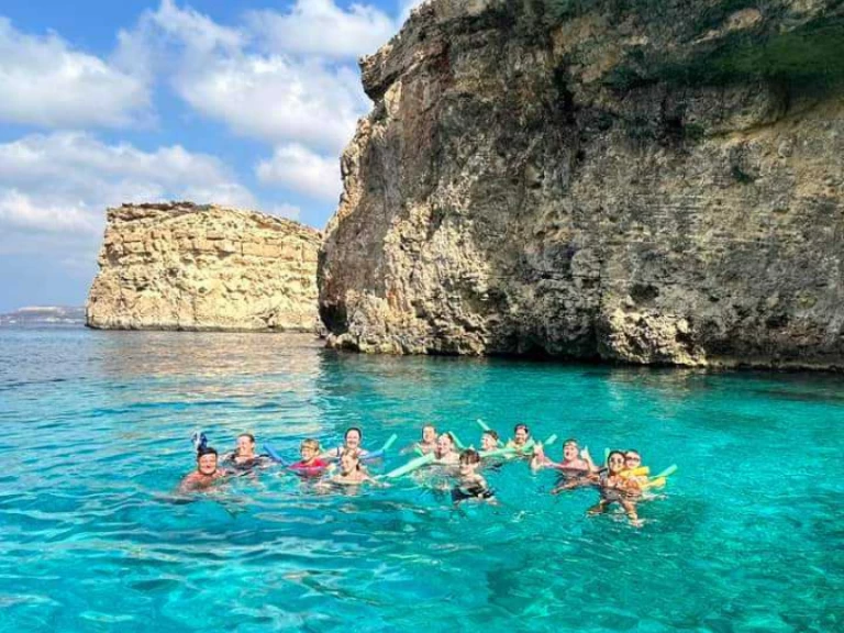 Motorboot mieten in Ċirkewwa zum besten Preis