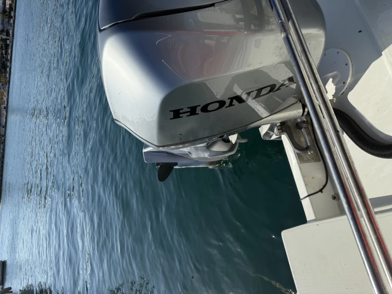 Motorboot mit oder ohne Skipper Jeanneau mieten in Toulon