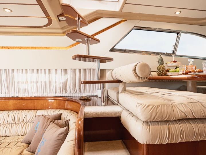 Motorboot mit oder ohne Skipper Ferretti mieten in Glyfáda