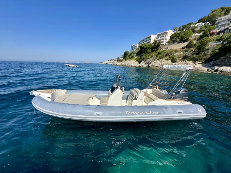 Ein Capelli Tempest 700 mieten in Roses