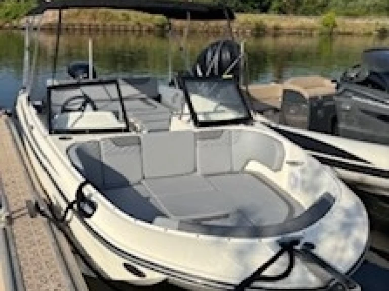 Ein Bayliner M19 mieten in Hyères