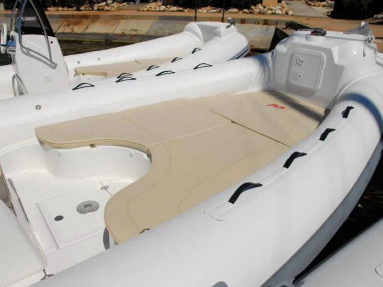 Ein Nuova Jolly Blackfin 25 Elegance mieten in Bol