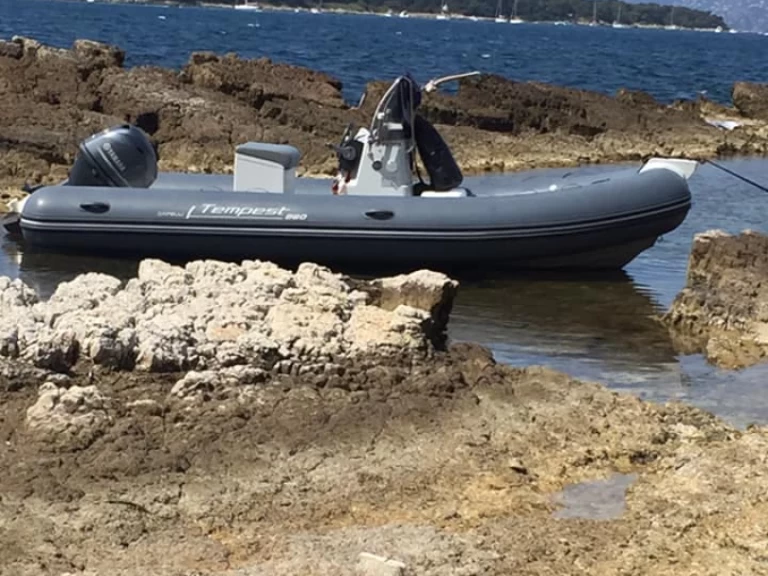 Ein Capelli Tempest 560 Easy mieten in Cannes