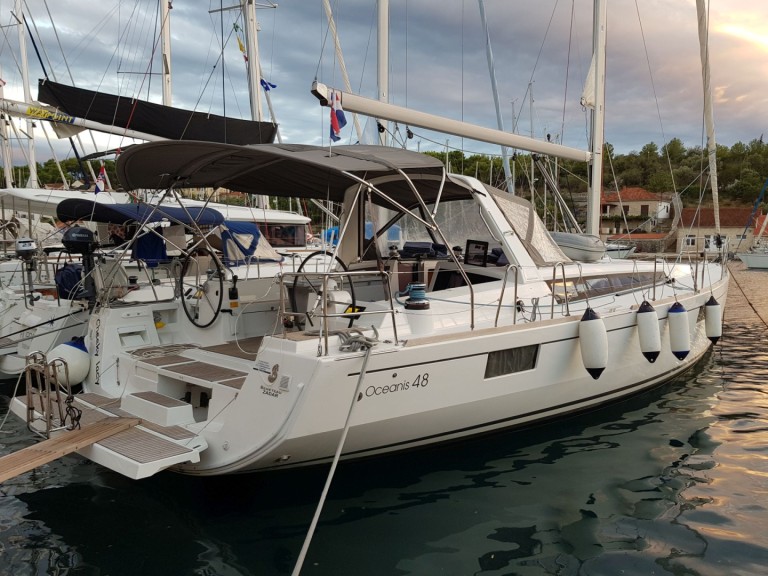 Ein Bénéteau Oceanis 48 mieten in Punat