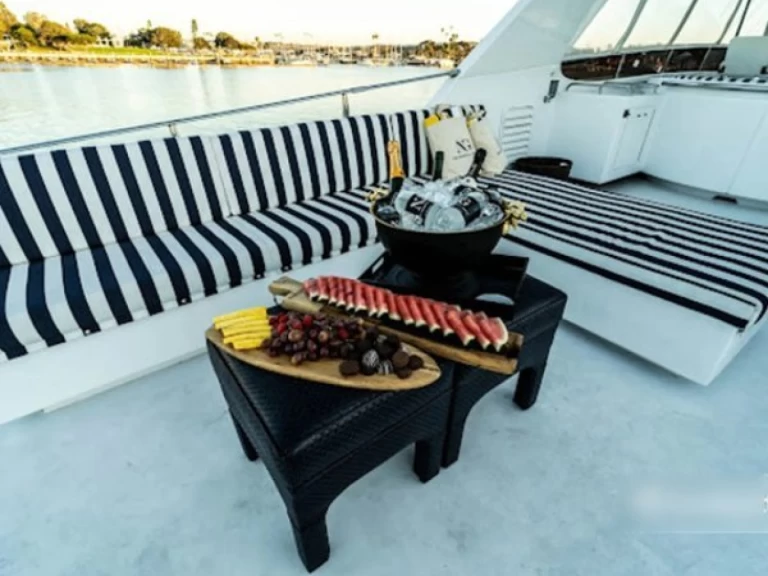 YachtCharter in Newport Beach - Custom Motor Yacht auf SamBoat