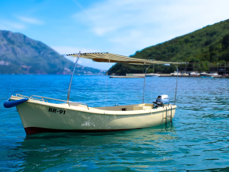 Ein Elan Elan 500 mieten in Budva