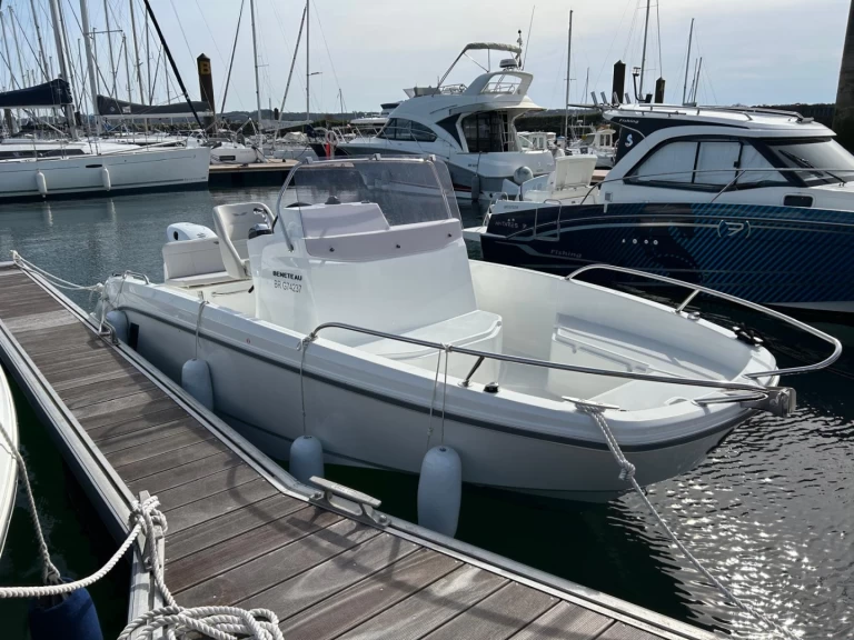 Ein Bénéteau Flyer 6 SPACEdeck mieten in Port du Moulin Blanc