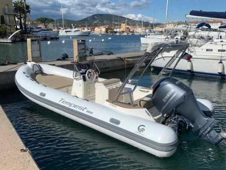 Ein Capelli Tempest 650 mieten in Port Grimaud