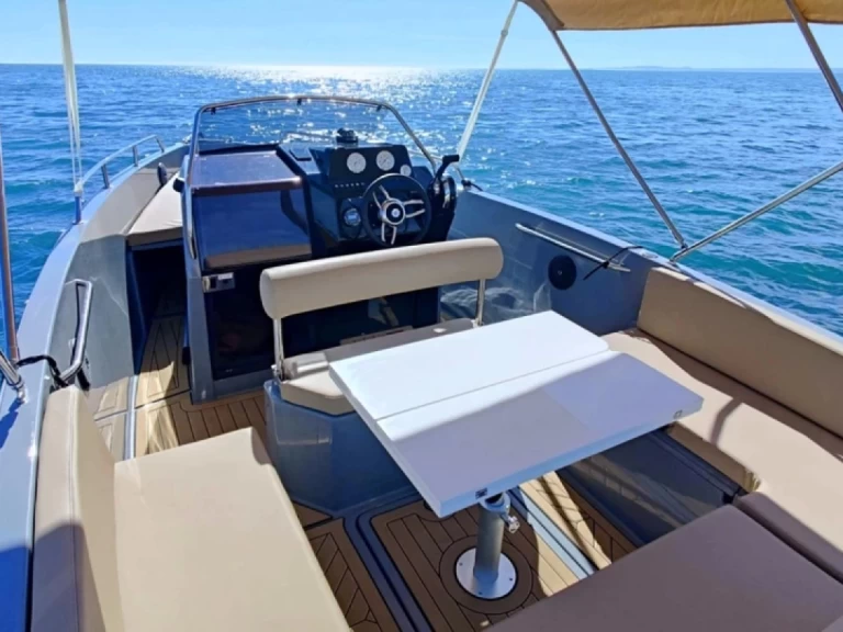 Motorboot mit oder ohne Skipper Nuva mieten in Saint-Raphaël