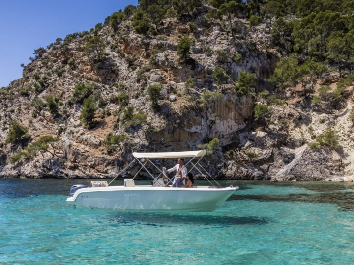 Ein Invictus  FX 190 mieten in Saint-Raphaël