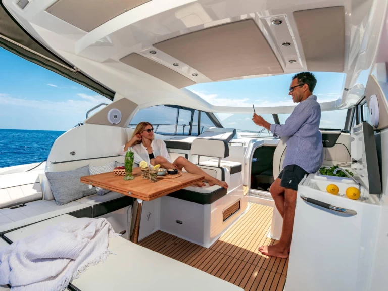 Ein Jeanneau Leader 36 mieten in Fornells