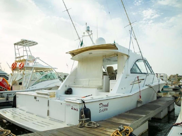 Ein Hatteras Dirak mieten in Durrat Al-Arus