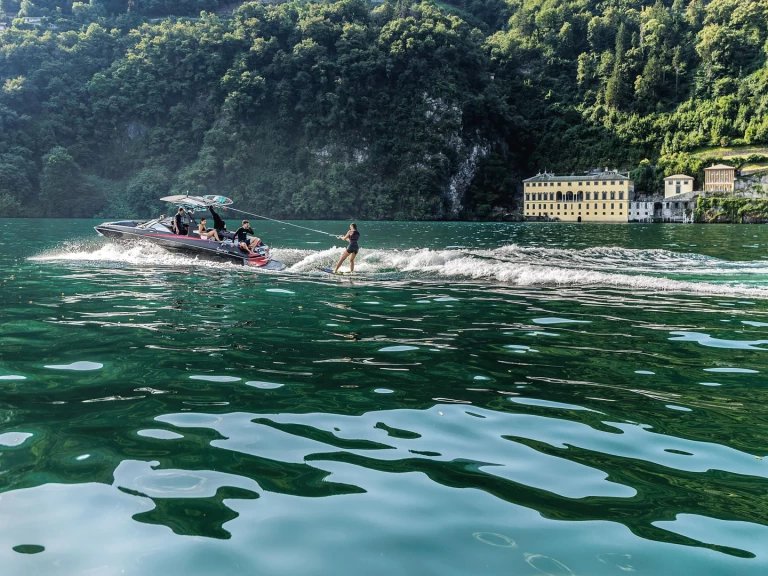 Malibu M235 mieten Como (City)