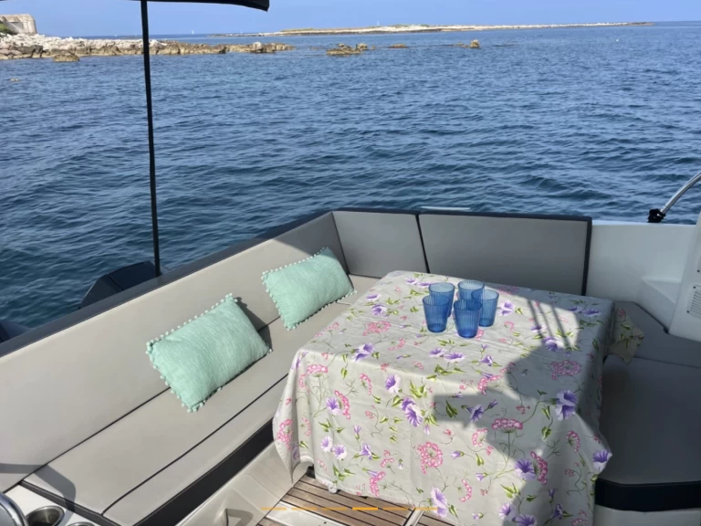 YachtCharter in Mandelieu-la-Napoule - Jeanneau Merry Fisher 895 Cruiser auf SamBoat