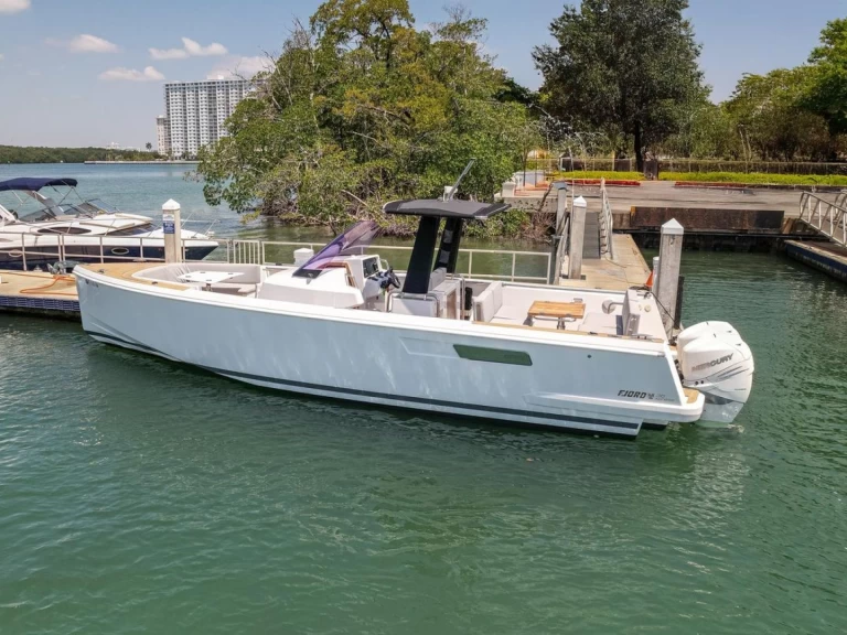 Vermietung Motorboot Pardo Yachts mit Führerschein