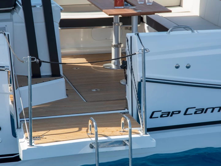 Motorboot mit oder ohne Skipper Jeanneau mieten in Roses